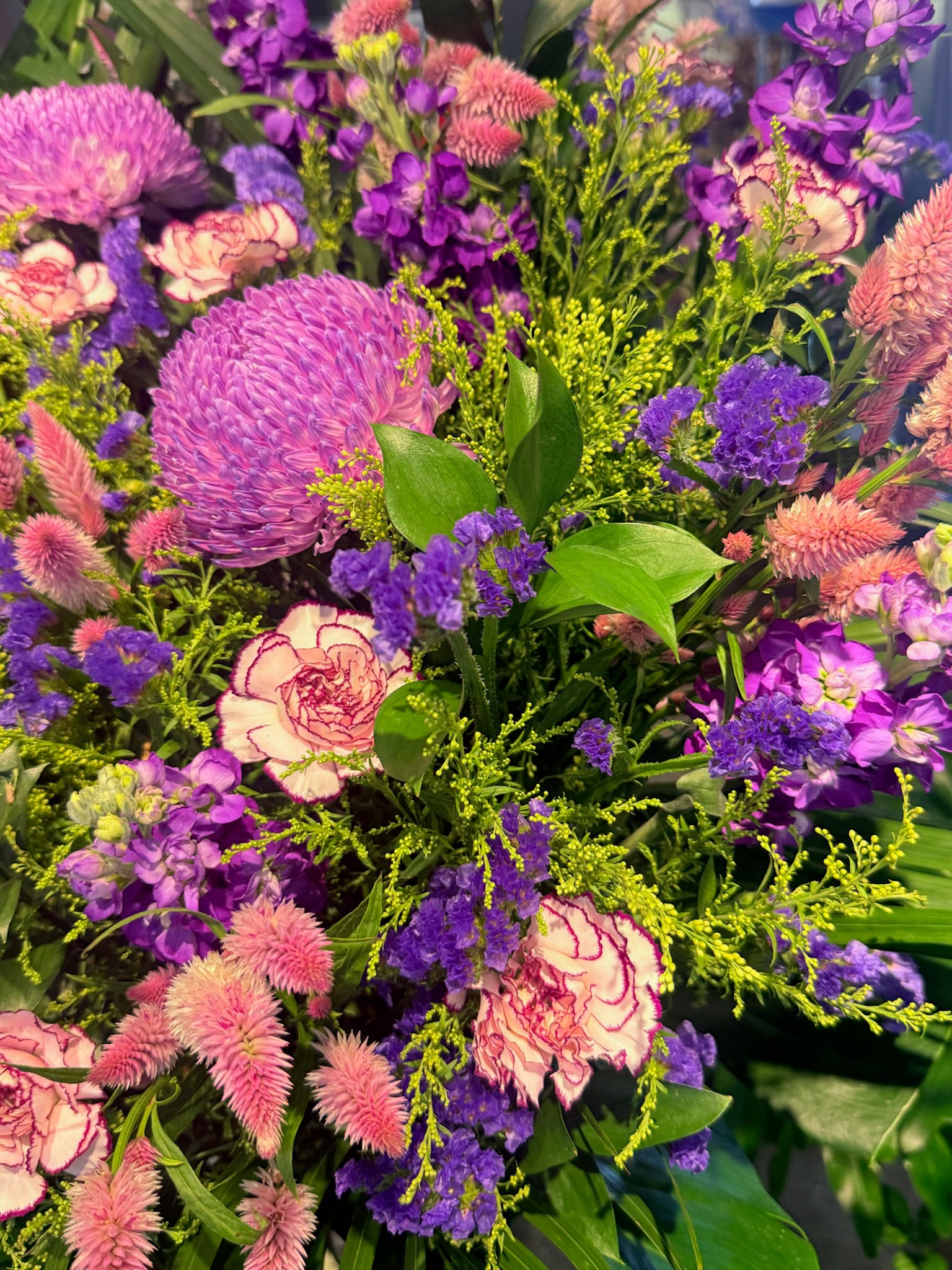Petal Royale flower detail｜紫色花材、dusty pink carnations 及 layered greenery