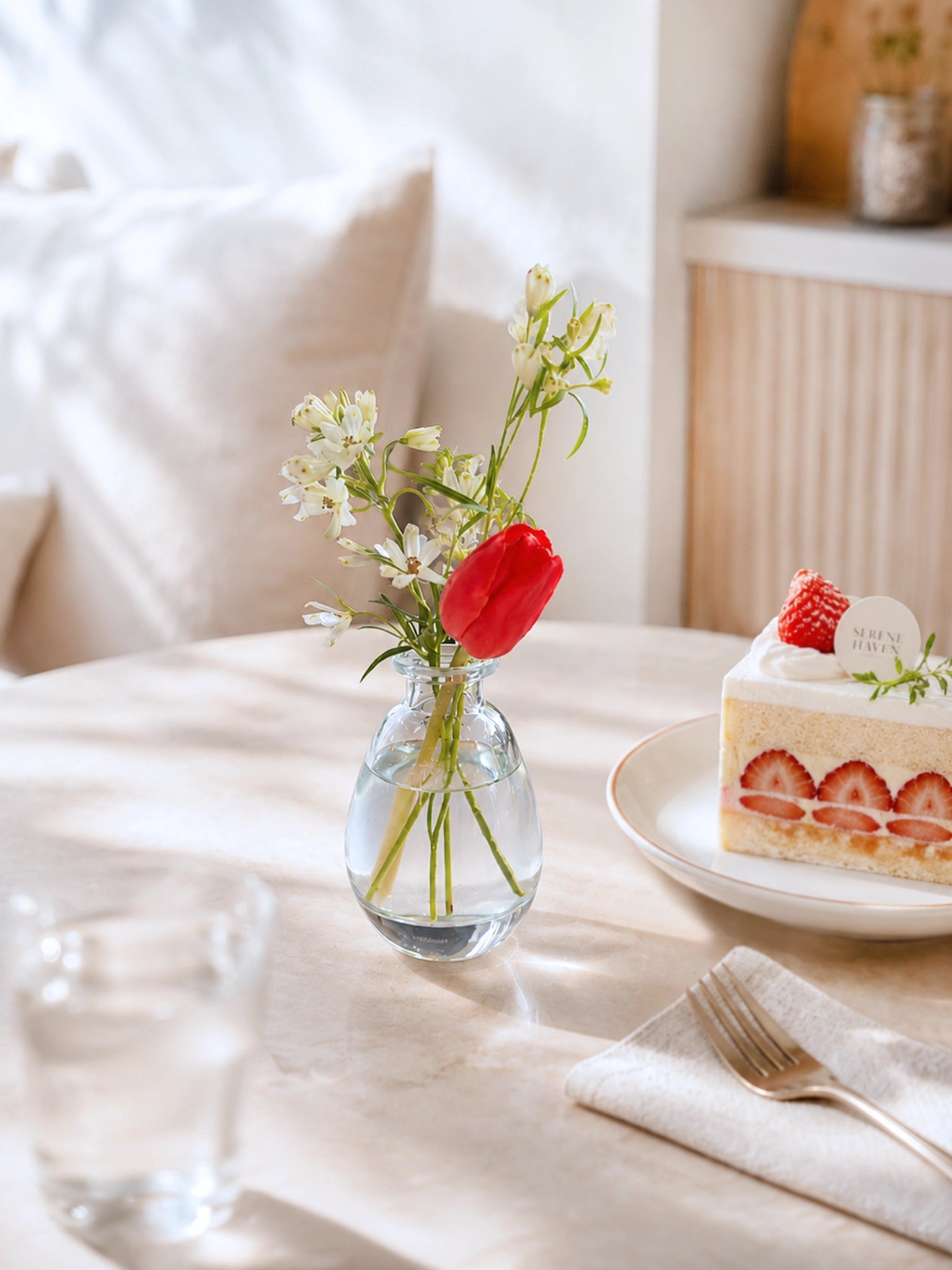 Serene Haven Petite Rouge 桌花配甜品咖啡廳。Petite Rouge tablescape styling with dessert cafe.
