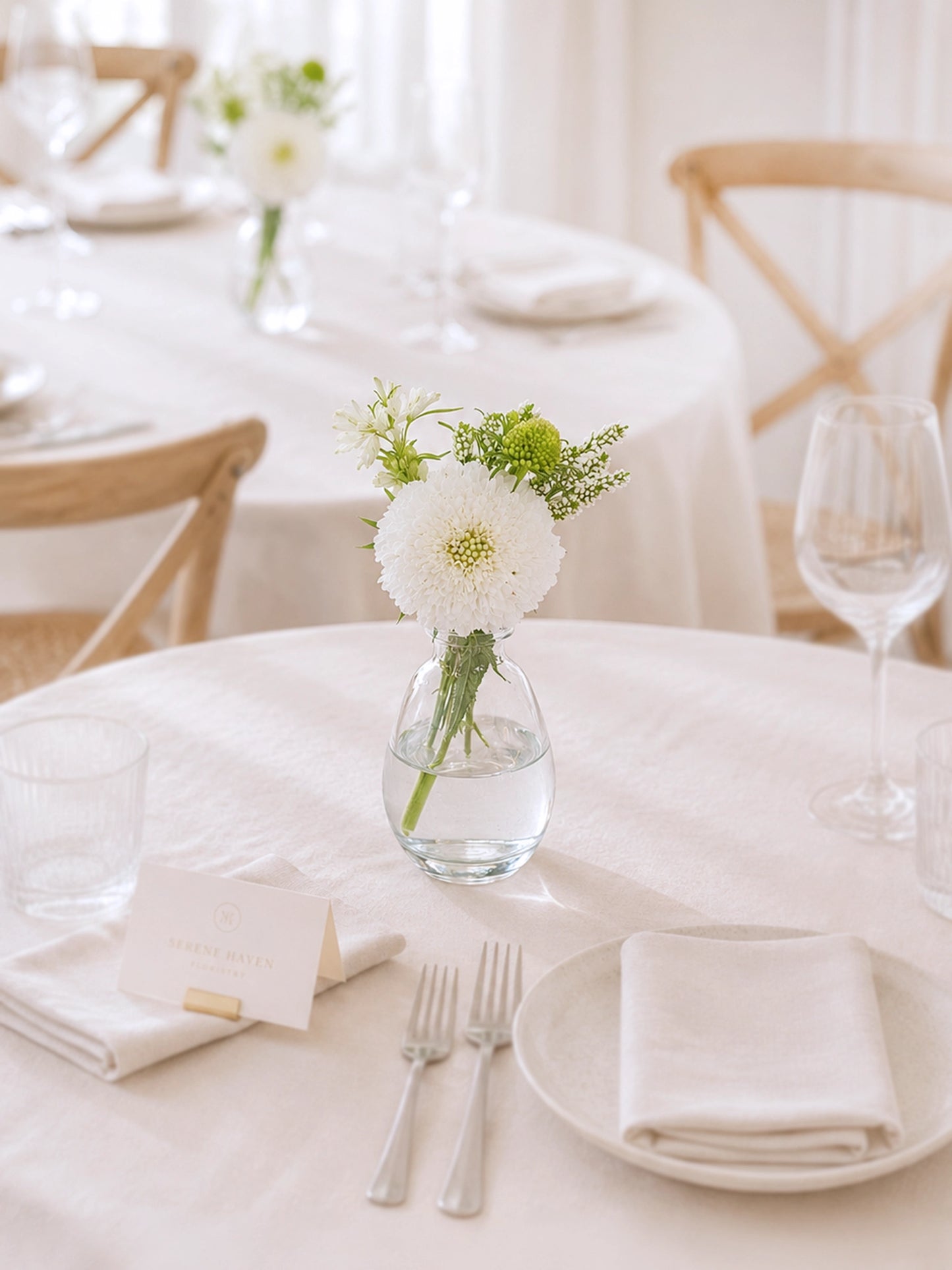 Serene Haven Petite Rouge 桌花，白色餐桌擺設。Petite Rouge table arrangement on white dining table.