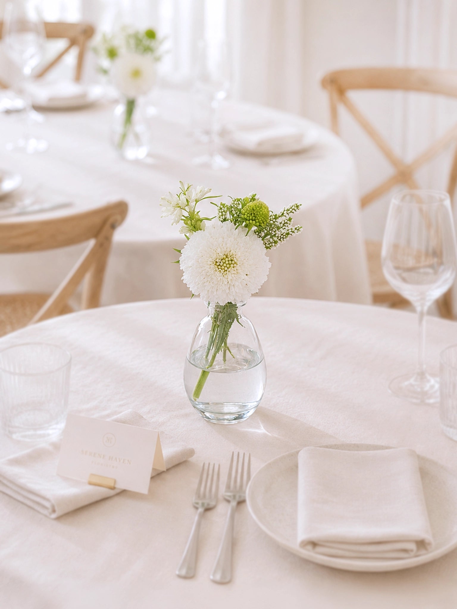 Serene Haven Petite Rouge 桌花，白色餐桌擺設。Petite Rouge table arrangement on white dining table.