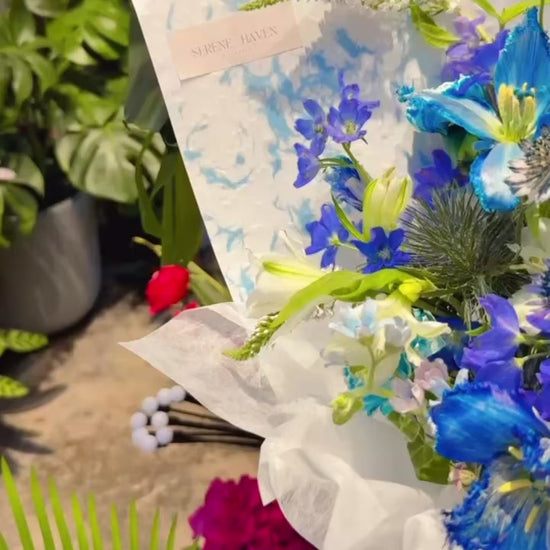 azure-haven-lifestyle
Azure Haven 花束實景｜Blue & White bouquet with natural daylight，清新優雅送禮花束