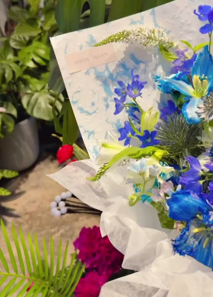 azure-haven-lifestyle
Azure Haven 花束實景｜Blue & White bouquet with natural daylight，清新優雅送禮花束