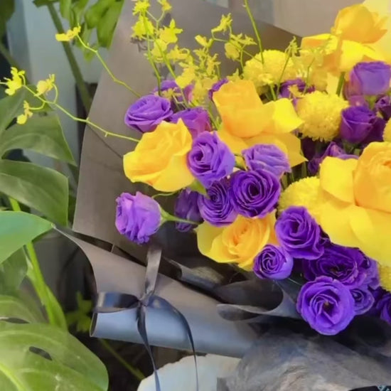 Dimple Bloom bouquet 360° video，多角度展示黃色玫瑰、紫色 Lisianthus 及季節花材，bright floral arrangement inspired by heartfelt smiles and new beginnings.