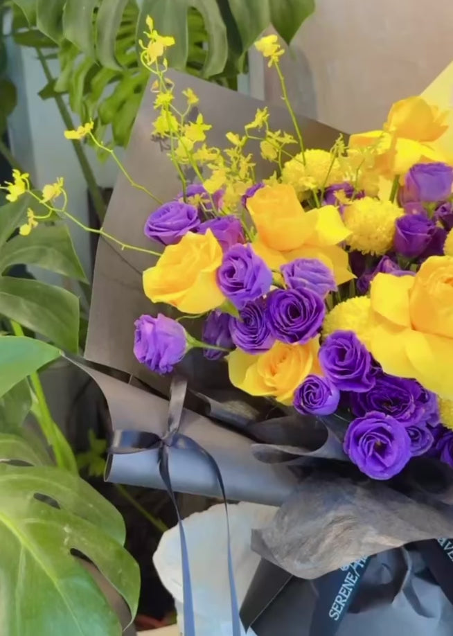 Dimple Bloom bouquet 360° video，多角度展示黃色玫瑰、紫色 Lisianthus 及季節花材，bright floral arrangement inspired by heartfelt smiles and new beginnings.