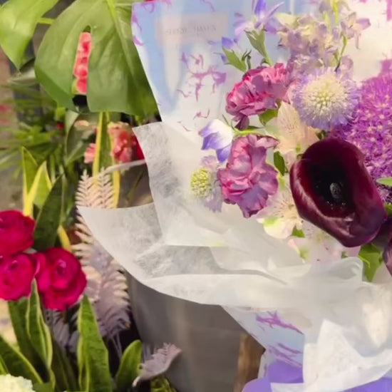 Midnight Muse 花束實景｜Purple & Black bouquet with natural daylight，適合畢業、祝賀及紀念日送禮