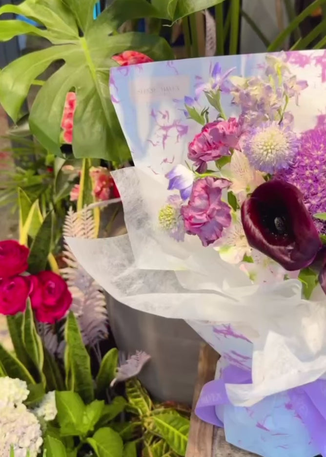 Midnight Muse 花束實景｜Purple & Black bouquet with natural daylight，適合畢業、祝賀及紀念日送禮