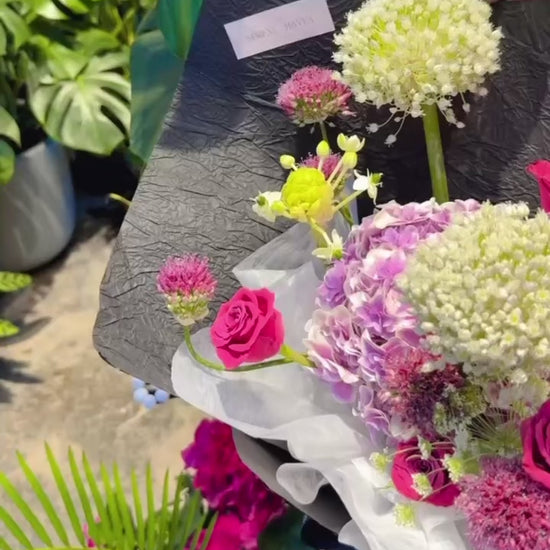 Midnight Bloom bouquet 360° video, 黑色包裝紫粉花束多角度展示, modern luxury floral arrangement Hong Kong