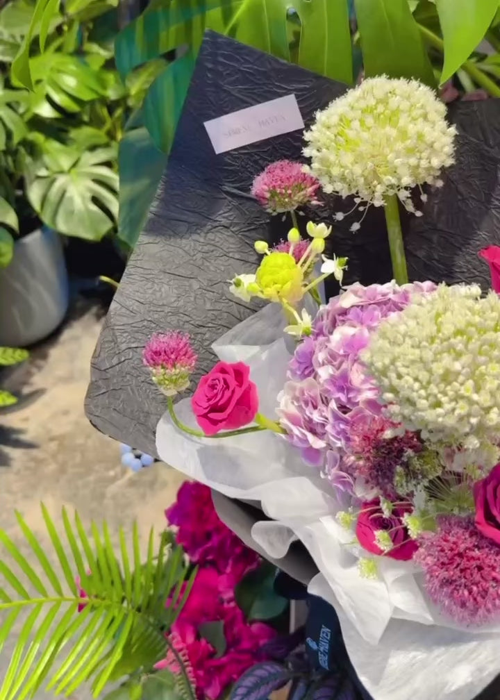 Midnight Bloom bouquet 360° video, 黑色包裝紫粉花束多角度展示, modern luxury floral arrangement Hong Kong