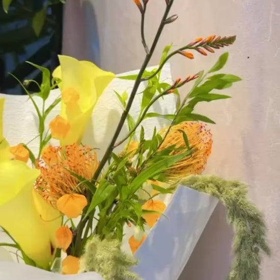Golden Glow 花束實景｜Yellow & Orange bouquet with natural daylight，充滿陽光與活力的送禮花束