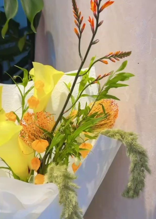 Golden Glow 花束實景｜Yellow & Orange bouquet with natural daylight，充滿陽光與活力的送禮花束