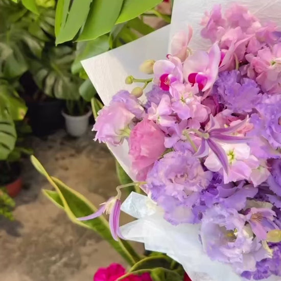 Echoes of Moonlight bouquet 360° video, 淡紫粉色花束多角度展示, elegant lavender floral arrangement Hong Kong
