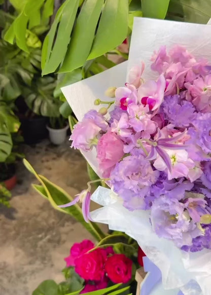 Echoes of Moonlight bouquet 360° video, 淡紫粉色花束多角度展示, elegant lavender floral arrangement Hong Kong