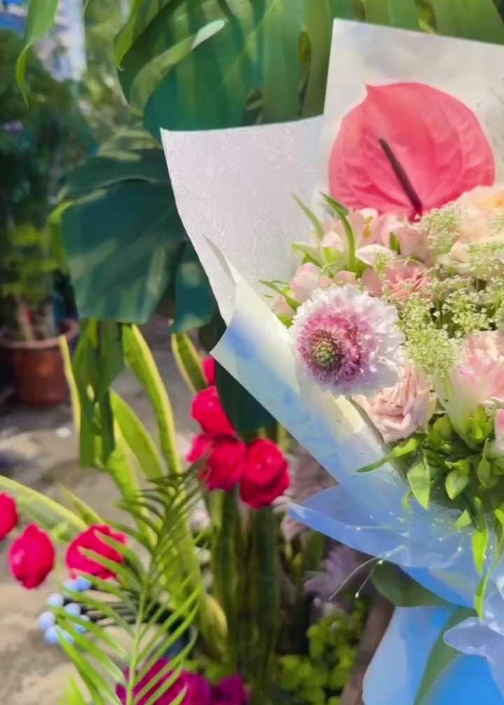 Blush Reverie bouquet 360° video，多角度展示粉色玫瑰、Gerberas、粉紅 Anthurium 及季節花材，romantic pastel floral arrangement perfect for gifting.
