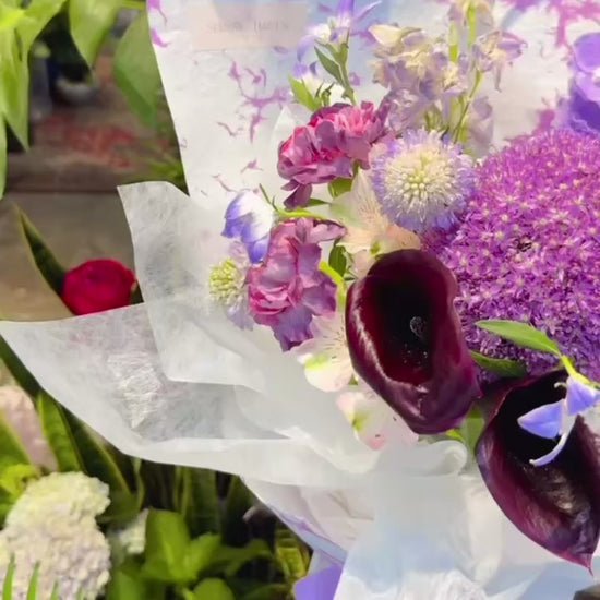 Midnight Muse 花束近景｜Purple Allium、Black Calla Lily 及 seasonal flowers，高雅神秘花束設計