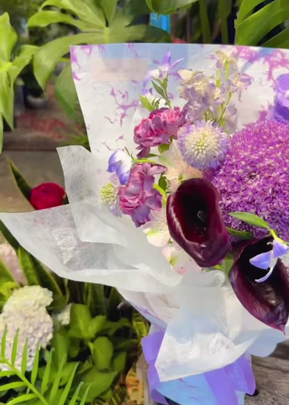 Midnight Muse 花束近景｜Purple Allium、Black Calla Lily 及 seasonal flowers，高雅神秘花束設計