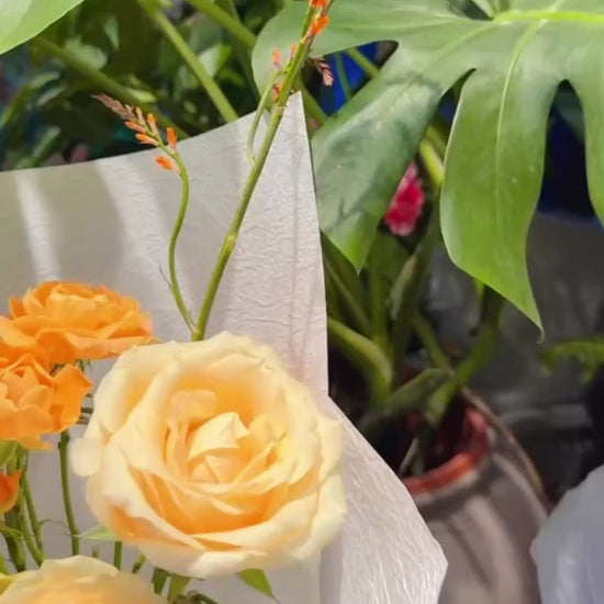 After Our First Goodbye bouquet 360° video，多角度展示黃色 calla lilies、香檳玫瑰及橙色季節花材，warm floral arrangement inspired by looking forward to meeting again.