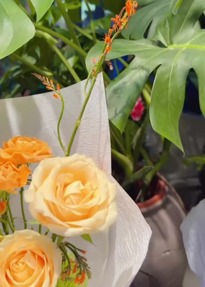 After Our First Goodbye bouquet 360° video，多角度展示黃色 calla lilies、香檳玫瑰及橙色季節花材，warm floral arrangement inspired by looking forward to meeting again.