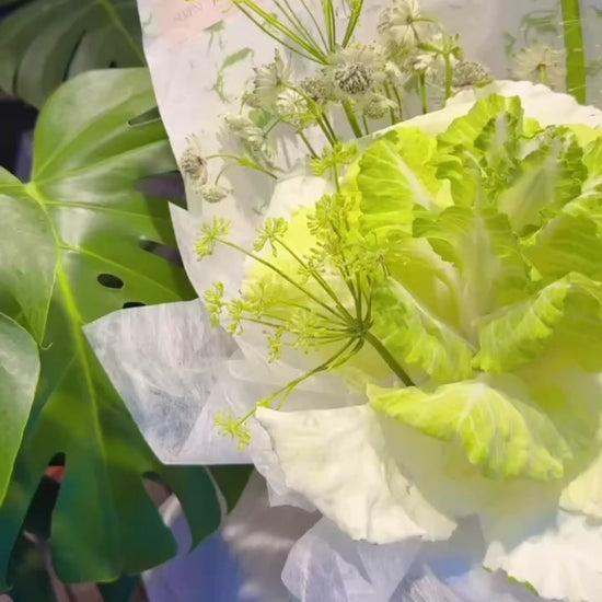 Quiet Bloom 花束實景｜Green & White bouquet with natural daylight，自然系送禮花束