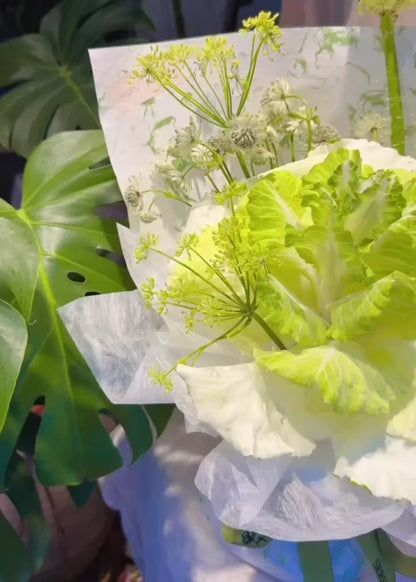 Quiet Bloom 花束實景｜Green & White bouquet with natural daylight，自然系送禮花束
