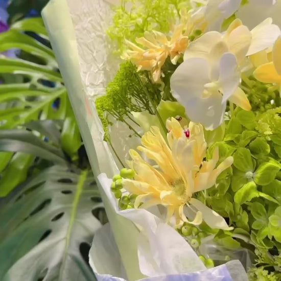 Better Together bouquet video｜白色大理花、黃色蝴蝶蘭與綠意花束展示，fresh flower bouquet Hong Kong florist