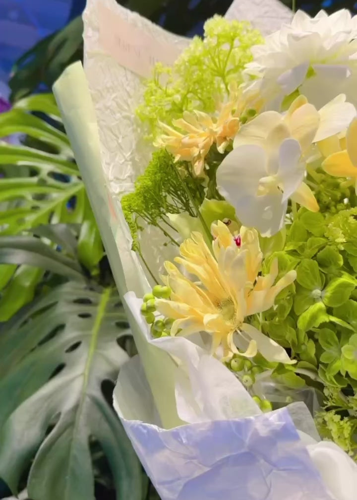 Better Together bouquet video｜白色大理花、黃色蝴蝶蘭與綠意花束展示，fresh flower bouquet Hong Kong florist