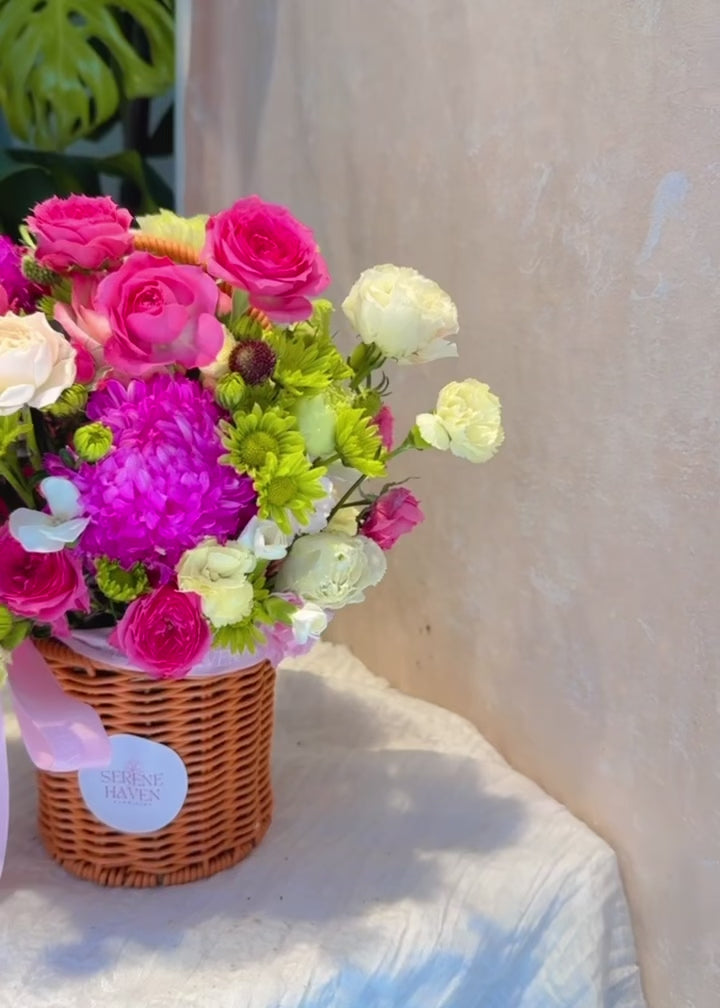 Sweet Meadow Basket 花籃影片，360° 展示粉紅玫瑰、菊花及康乃馨花藝設計，Hong Kong florist