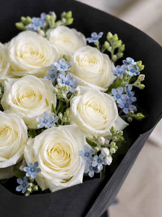 Pure Devotion 白玫瑰花束另一角度 White Rose Bouquet Close-up