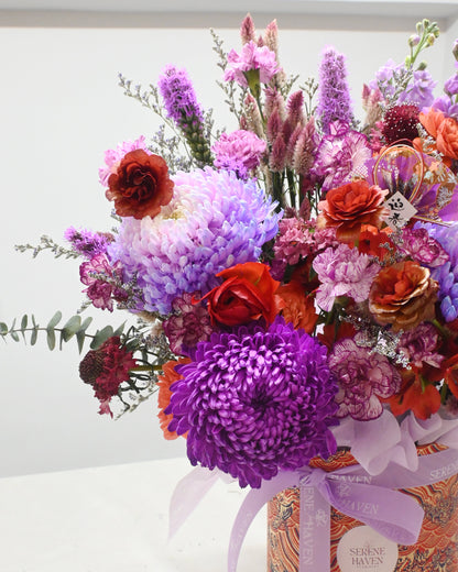 紫紅色 premium flower box side view，展示 sculptural silhouette 及 layered florals