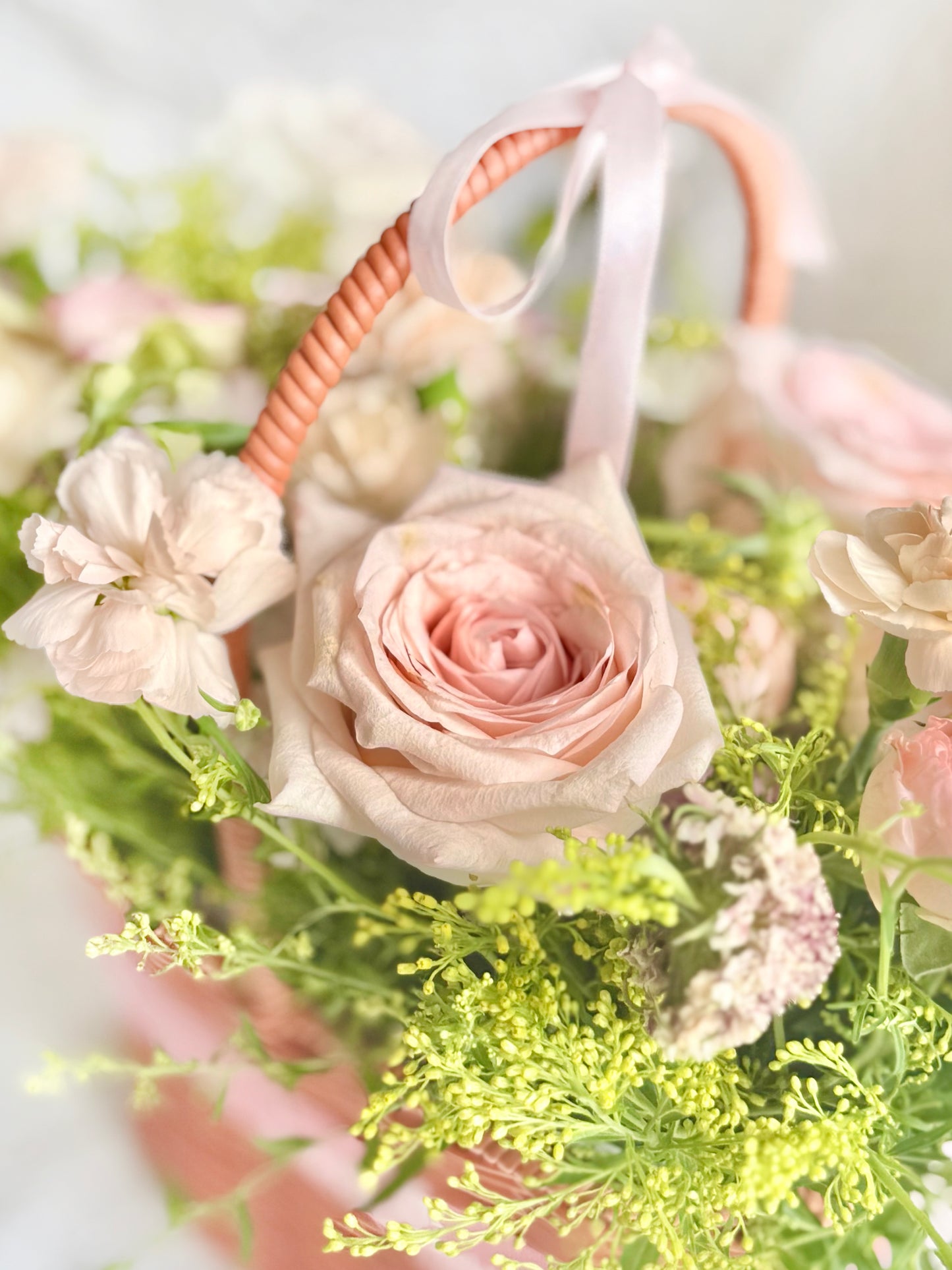 Quiet Comfort Basket soft blush rose 及 delicate greenery close-up