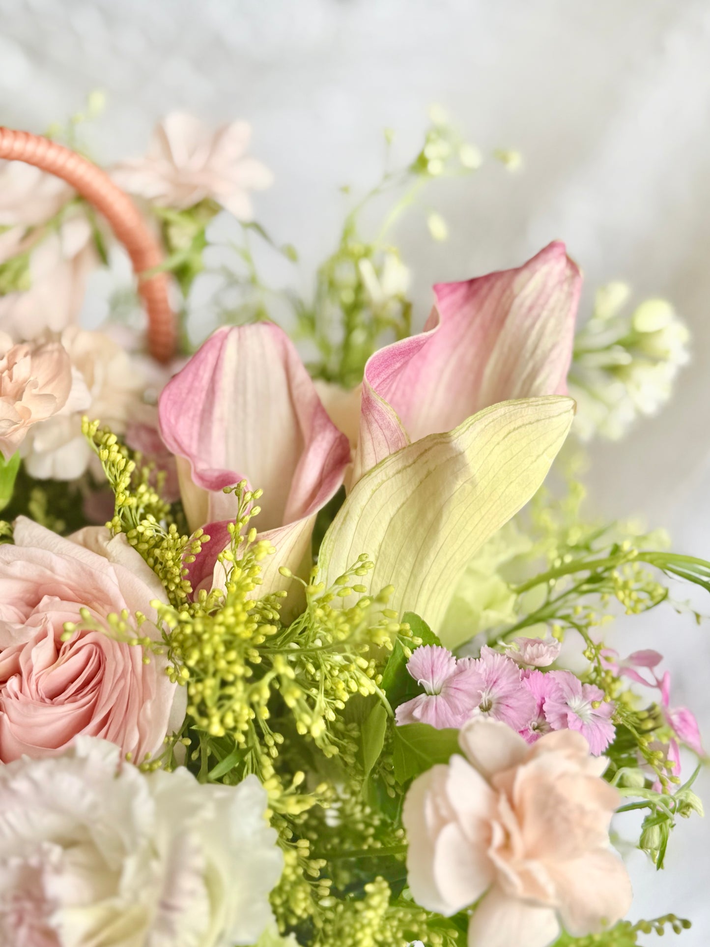 淡粉 calla lily、玫瑰及 fresh green fillers sympathy basket 細節照