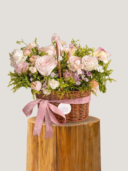 Quiet Comfort Basket 淡粉玫瑰、象牙白花材及柔綠葉材正面產品照