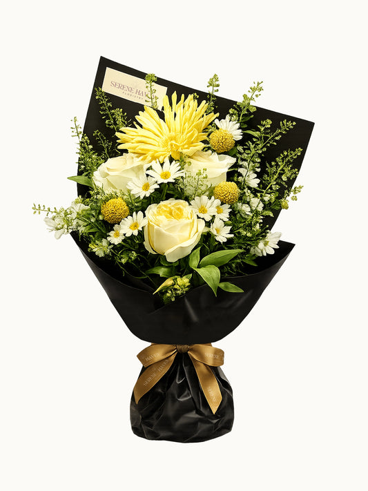 Quiet Solace 花束正面，white roses、yellow blooms luxury bouquet