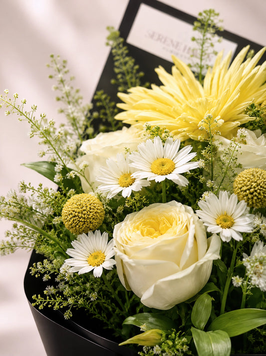 White roses 與 yellow flowers 特寫，fresh floral arrangement