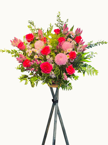 Rose Rise 開張花牌｜fuchsia roses、粉色 blooms 與 layered greenery