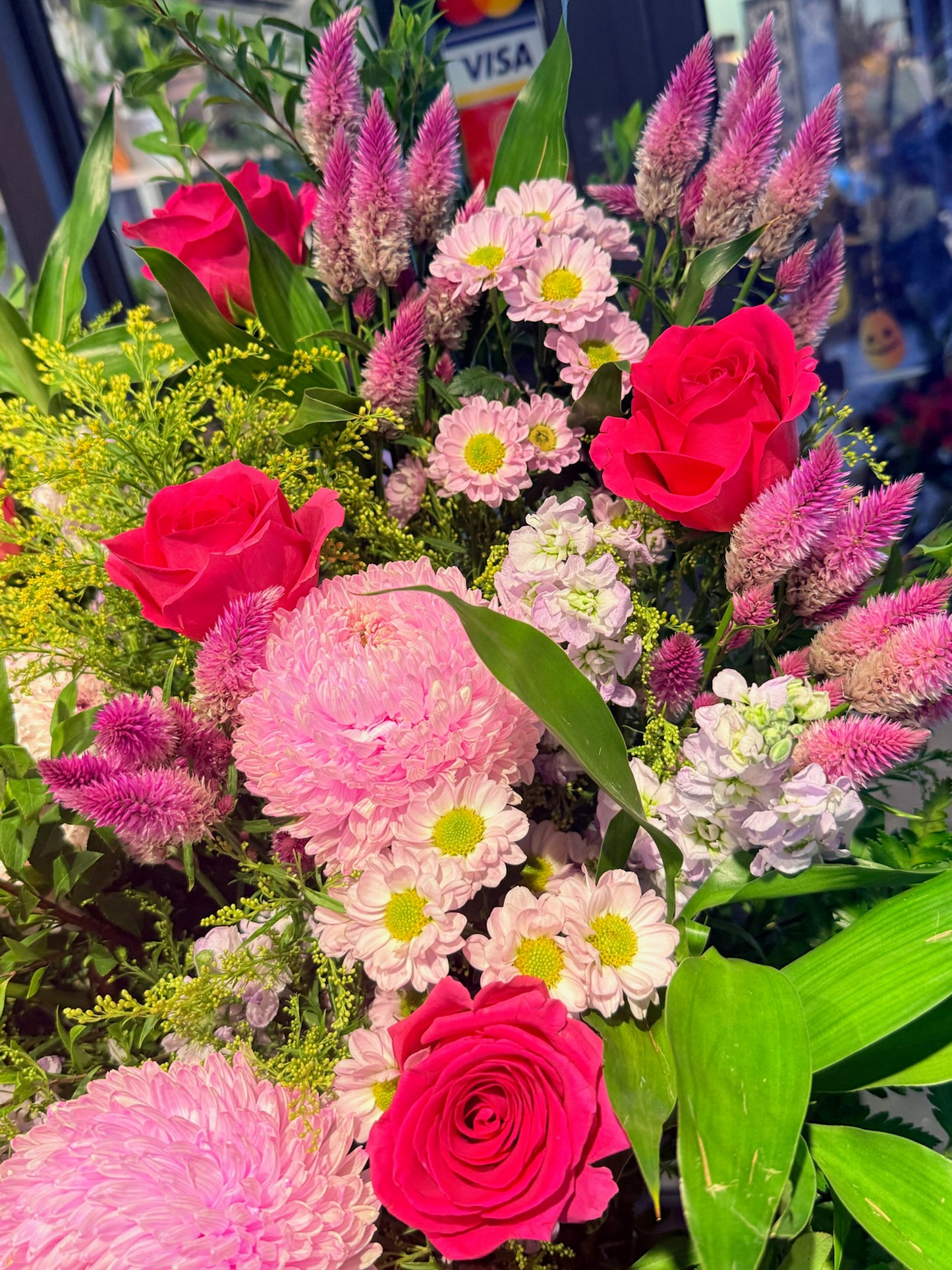 Rose Rise flower detail｜鮮紅 roses、粉色小花與 greenery