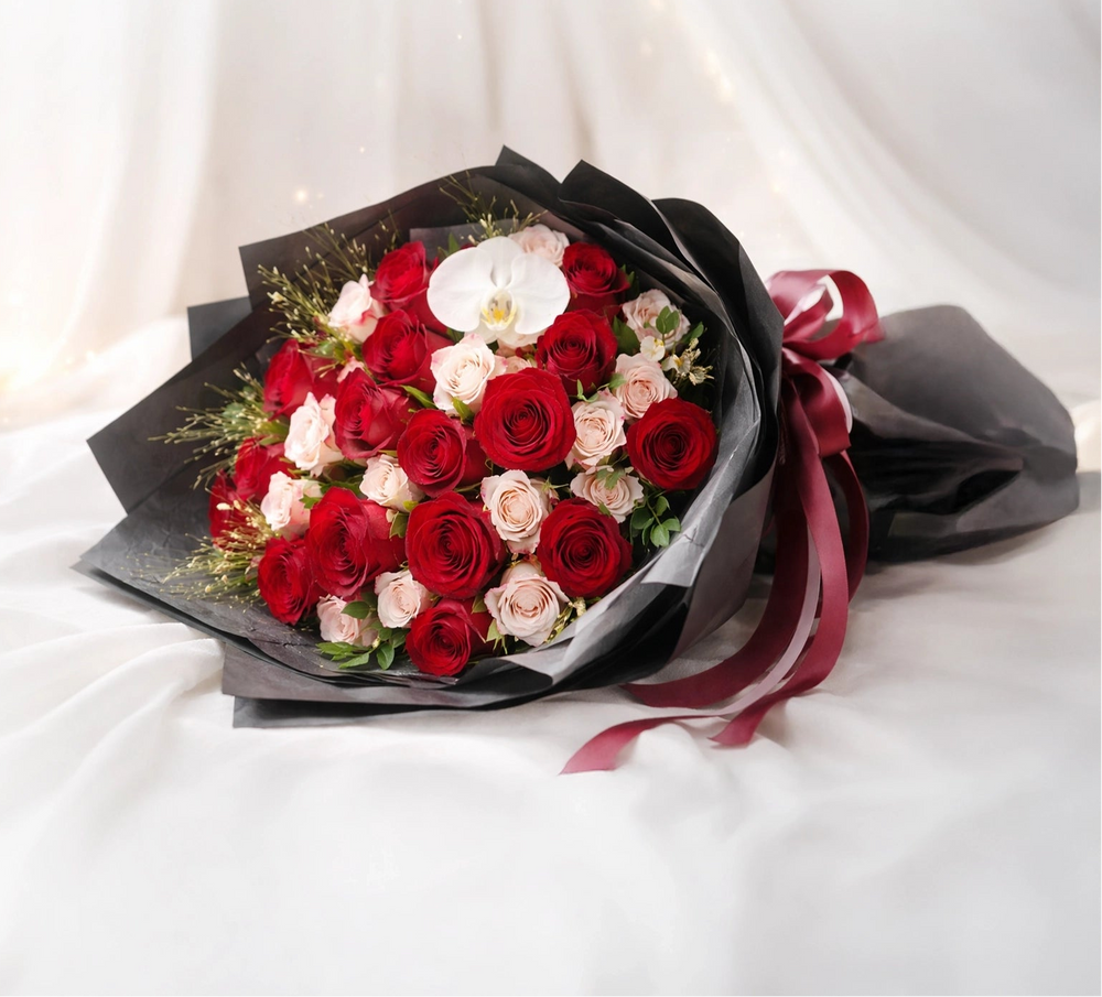 Roses Bouquets Collection Banner－黑色包裝 red rose bouquet 配搭柔和白色背景，展現 timeless romance、elegance 與 luxury floral gifting，適合 Anniversary、Valentine's Day 及特別時刻。