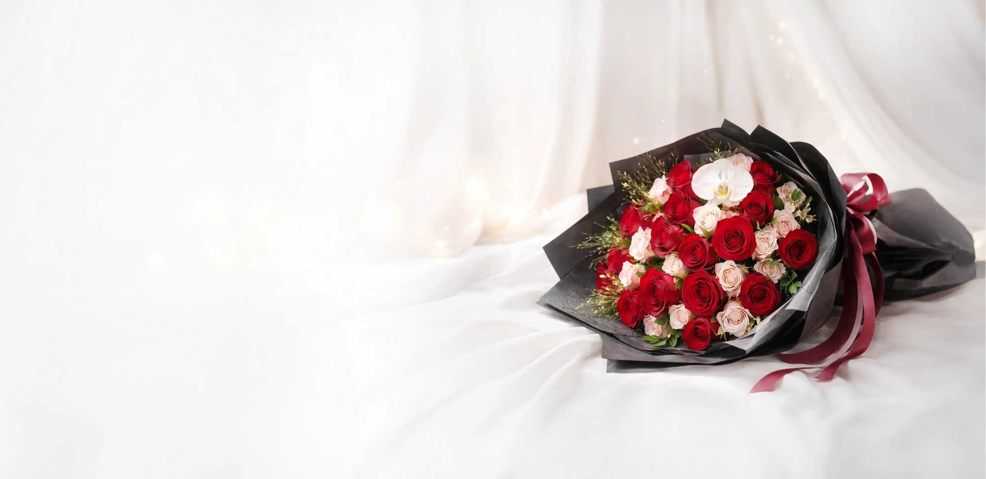 Roses Bouquets Collection Banner－黑色包裝 red rose bouquet 配搭柔和白色背景，展現 timeless romance、elegance 與 luxury floral gifting，適合 Anniversary、Valentine's Day 及特別時刻。