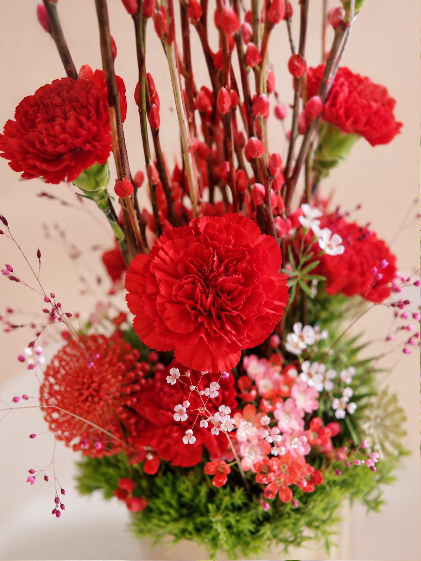 紅色花材特寫｜Close-up of Scarlet Bloom Vase with festive blooms