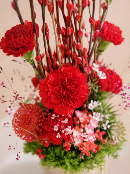 紅色花材特寫｜Close-up of Scarlet Bloom Vase with festive blooms