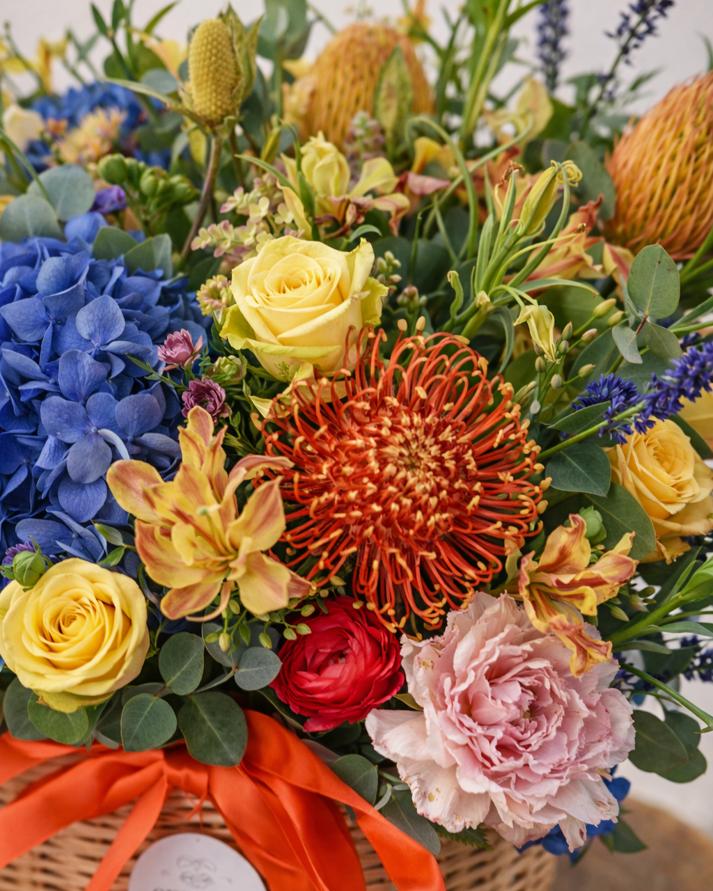 花材細節 Close-up｜Seasonal blooms in vibrant garden arrangement