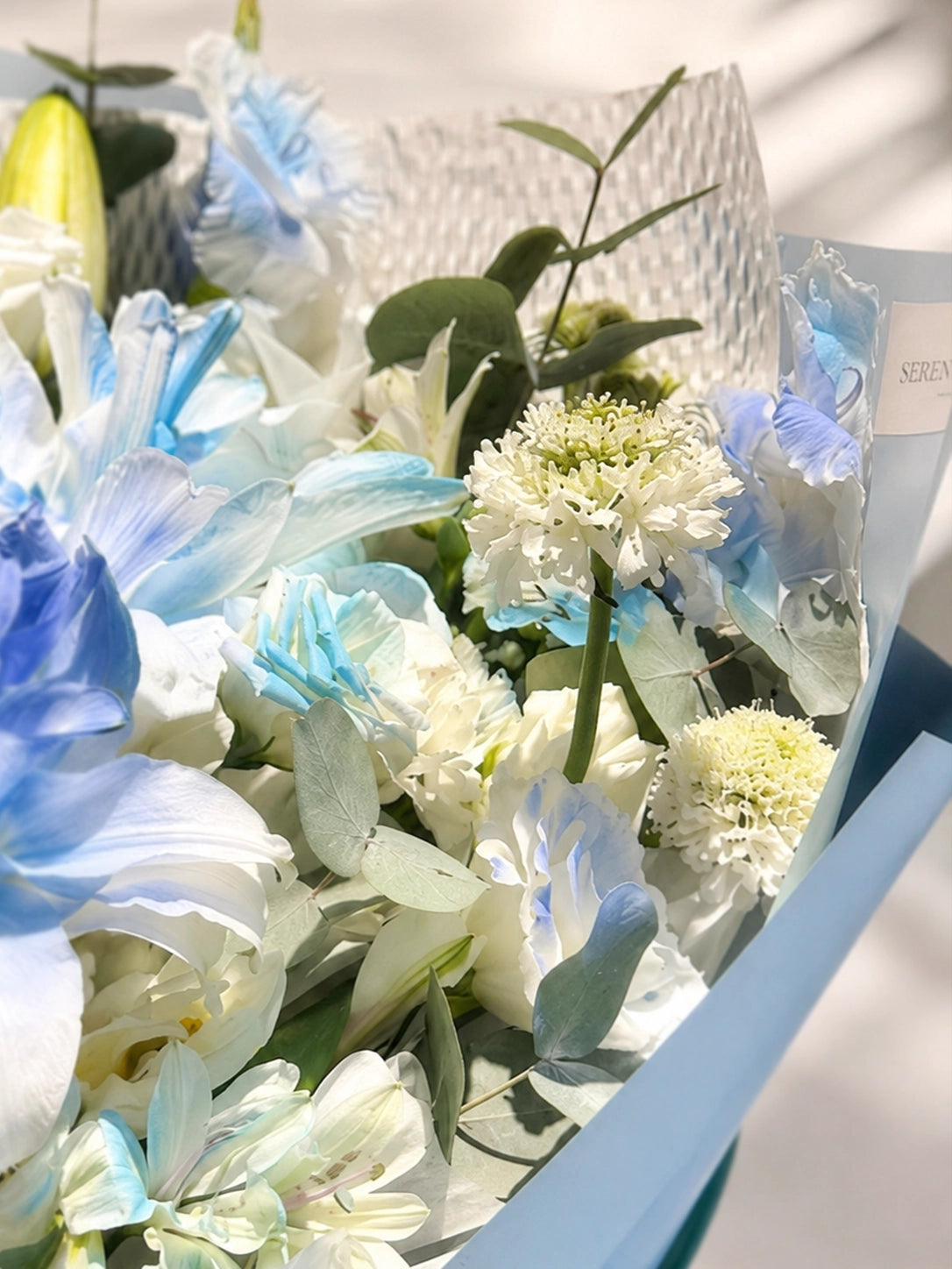 Sky Garden bouquet detail｜藍色百合、白色花材與尤加利葉 close-up，fresh flower bouquet，Hong Kong florist