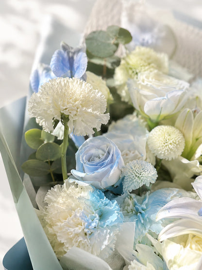 Sky Garden bouquet detail｜藍玫瑰、白色康乃馨與藍色花材，自然清新花藝設計，Hong Kong florist