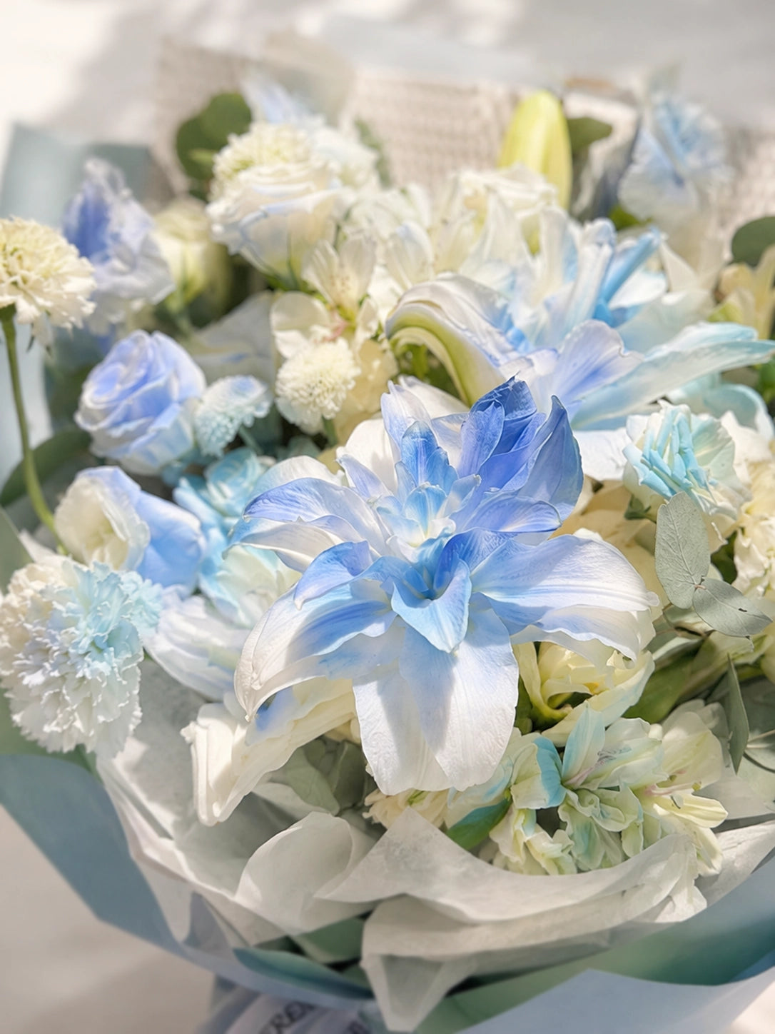 Sky Garden bouquet｜藍色百合、白色百合與藍白花藝細節，優雅鮮花花束，Hong Kong florist