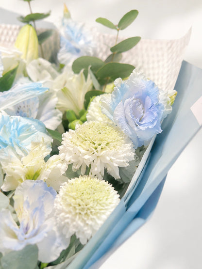 Sky Garden bouquet｜白色康乃馨、藍玫瑰與百合花藝細節，藍白色系鮮花花束，Hong Kong florist