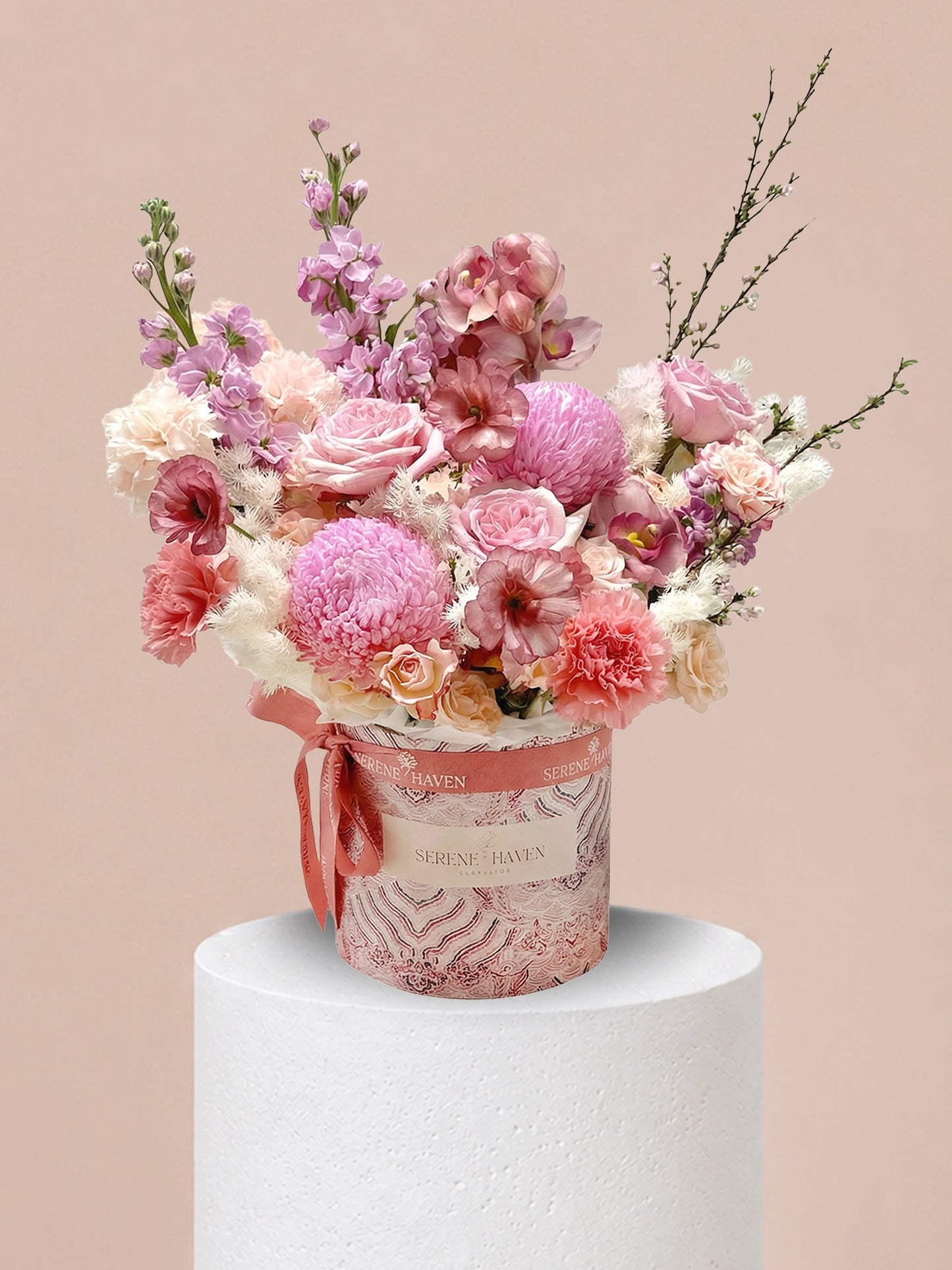 粉紅、blush 及 cream blooms 組成的 premium flower box，適合 opening congratulations 及日常送禮