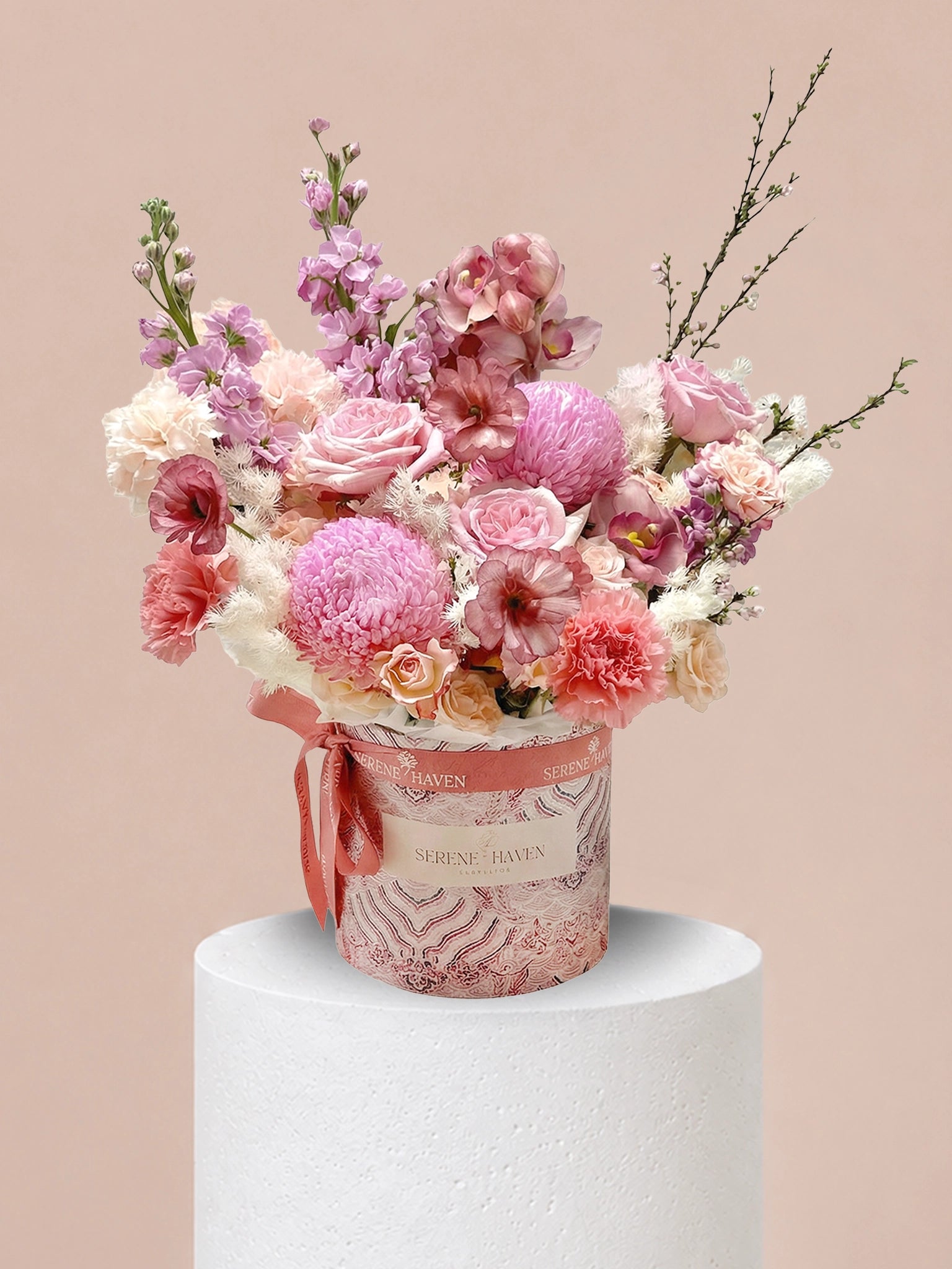 粉紅、blush 及 cream blooms 組成的 premium flower box，適合 opening congratulations 及日常送禮