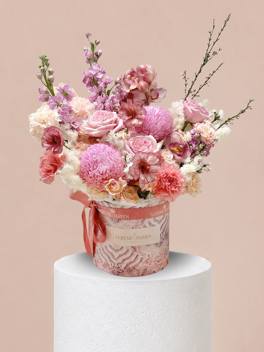 粉紅、blush 及 cream blooms 組成的 premium flower box，適合 opening congratulations 及日常送禮