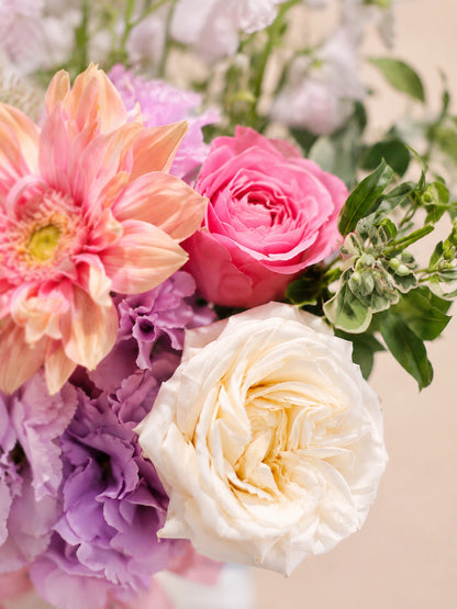 玫瑰花材細節｜Elegant roses and pastel flowers in glass vase