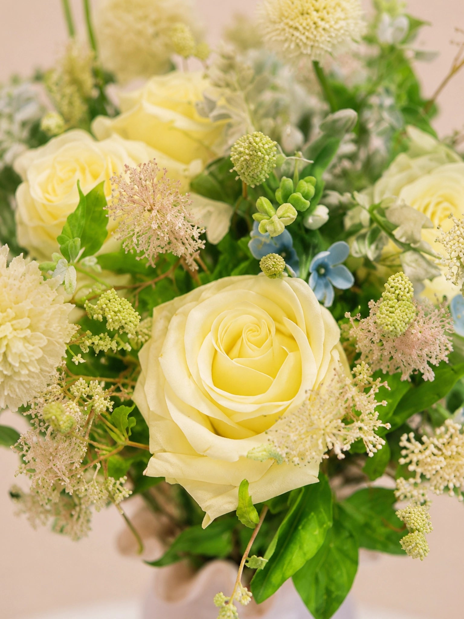 白玫瑰花材特寫｜Close-up of white roses and seasonal flowers