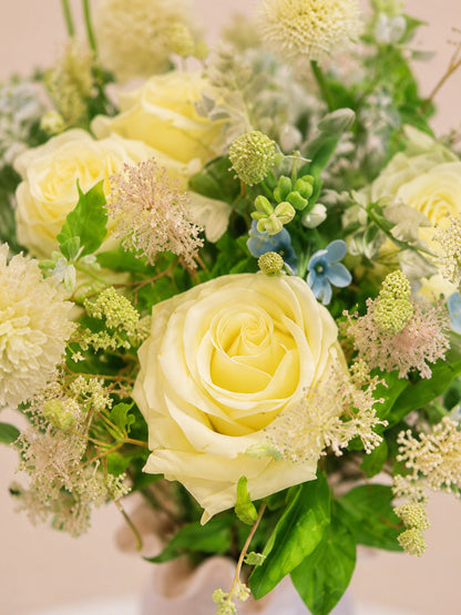 白玫瑰花材特寫｜Close-up of white roses and seasonal flowers